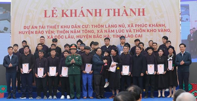 Thủ tướng Phạm Minh Ch&iacute;nh v&agrave; Bộ trưởng Bộ Quốc ph&ograve;ng Phan Văn Giang trao giấy chứng nhận quyền sử dụng đất cho b&agrave; con L&agrave;ng Nủ &nbsp;