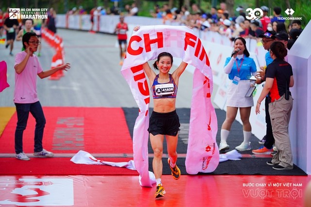 C&#225;c nữ runner Việt Nam vượt trội trong giải Marathon Quốc tế Th&#224;nh phố Hồ Ch&#237; Minh Techcombank m&#249;a thứ 6 - Ảnh 1