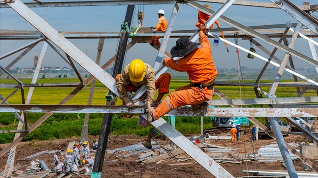 Bộ C&ocirc;ng thương đề xuất, Tập đo&agrave;n Điện lực Việt Nam c&oacute; quyền điều chỉnh gi&aacute; điện khi gi&aacute; b&aacute;n lẻ điện b&igrave;nh qu&acirc;n tăng dưới 5% (ảnh: Ho&agrave;ng Anh)