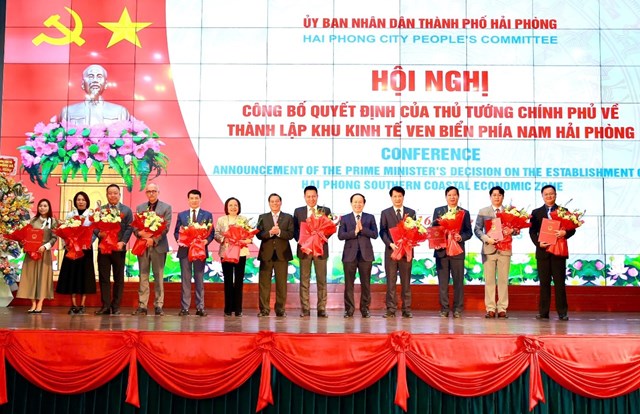 Lãnh đạo Thành phố Hải Phòng trao chứng nhận đăng ký đầu tư cho 5 dự án đầu tư trong nước (DDI) và 6 dự án đầu tư nước ngoài (FDI).