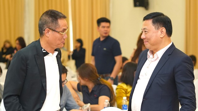 Ông Lê Đức Nghĩa, Chủ tịch HĐQT Công ty CP Gỗ An Cường trao đổi với ông Nguyễn Tuấn Hải, Chủ tịch HĐQT Alphanam tại sự kiện 