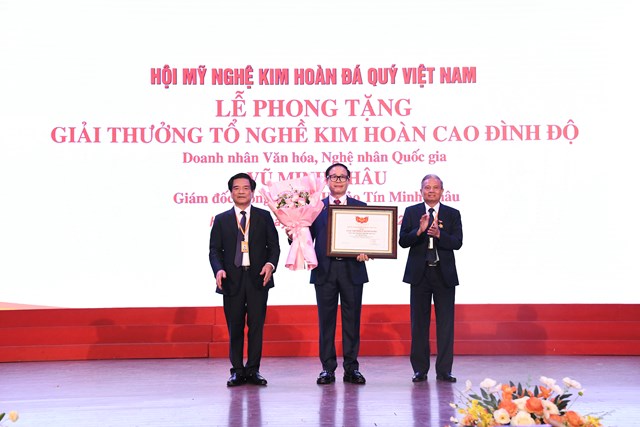 Doanh nhân văn hóa, Nghệ nhân quốc gia Vũ Minh Châu - Tổng Giám đốc Công ty Vàng bạc đá quý Bảo Tín Minh Châu (ở giữa) nhận Giải thưởng Cao Đình Độ.