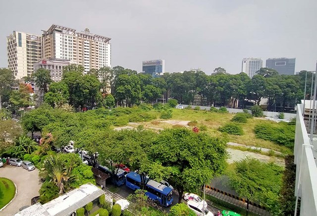 Khu đất xây dựng nhà thi đấu Phan Đình Phùng bỏ hoang nhiều năm.