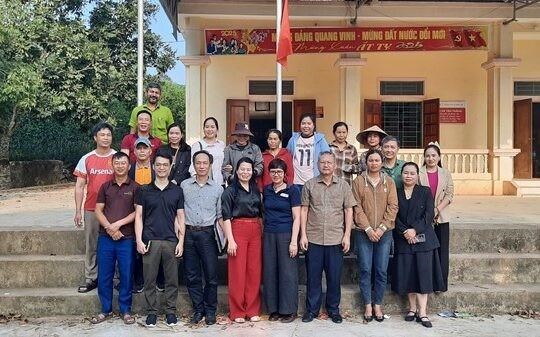 Đại diện VietED Group trong một chuyến c&ocirc;ng t&aacute;c tại địa phương.