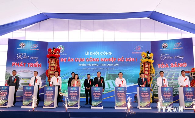 Lãnh đạo tỉnh Lạng Sơn, huyện Hữu Lũng và các đại biểu, nhà đầu tư thực hiện nghi thức khởi công dự án.