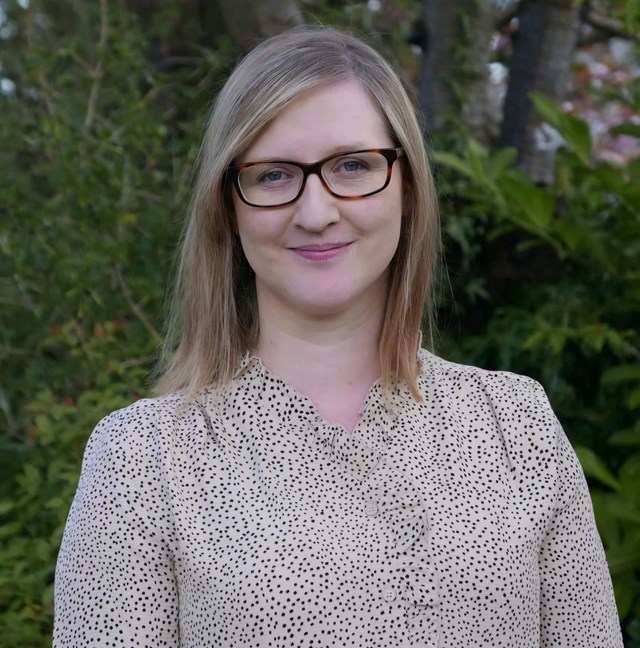 B&aacute;c sĩ Emma Hepburn.
