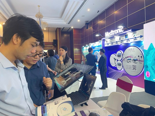 C&aacute;c gian h&agrave;ng trưng b&agrave;y trong khu&ocirc;n khổ Hội thảo.