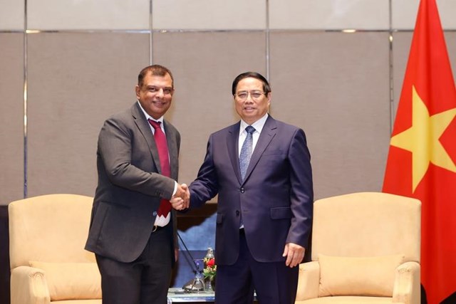 Thủ tướng Phạm Minh Chính và ông Tony Fernandes, Nhà sáng lập, kiêm Chủ tịch Tập đoàn Capital A. Ảnh: VGP/Nhật Bắc