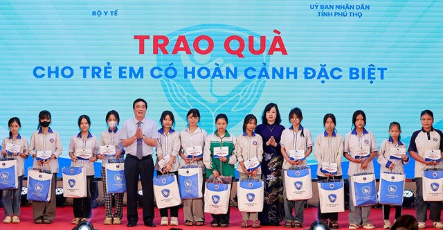 C&aacute;c phần qu&agrave; của Richy được trao tận tay đến c&aacute;c em nhỏ tại chương tr&igrave;nh.