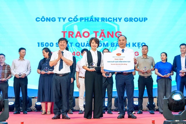Đại diện Richy Group trao tặng 1.500 suất quà tại chương trình.
