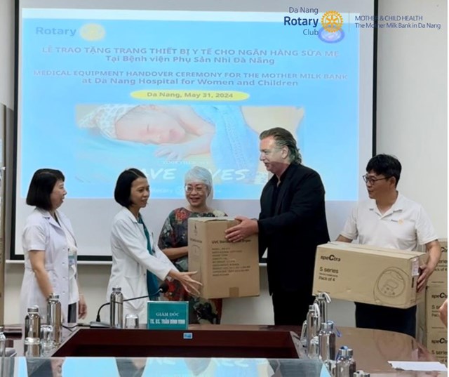 Rotary Club of Danang trao tặng trang thiết bị y tế cho Ngân hàng Sữa mẹ .