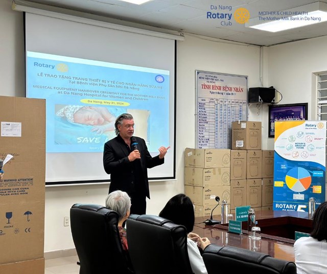 &Ocirc;ng Chris Vanloon, Chủ tịch Rotary Đ&agrave; Nẵng.