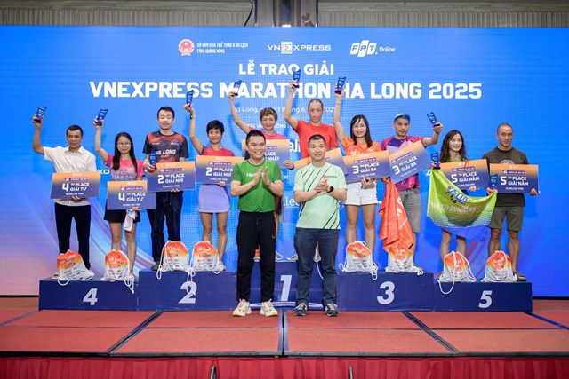 &Ocirc;ng Nguyễn Th&agrave;nh Đạt &ndash; Gi&aacute;m Đốc Truyền Th&ocirc;ng cấp cao Herbalife Việt Nam, Campuchia &amp; Th&aacute;i Lan trao giải cho c&aacute;c VĐC đạt giải.
