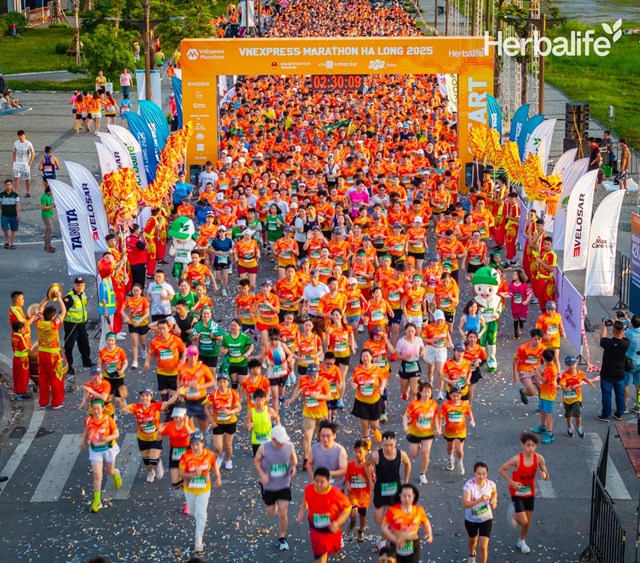 Các Vận động viên xuất phát chạy trên đường đua tại Vnexpress Marathon Hạ Long 2025.