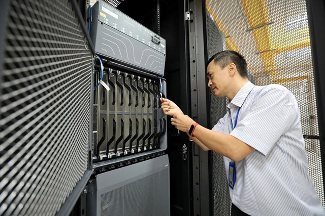 Kiểm tra thiết bị tại Trung t&acirc;m dữ liệu (IDC) của Tập đo&agrave;n Bưu ch&iacute;nh Viễn th&ocirc;ng Việt Nam ở Khu c&ocirc;ng nghệ cao H&ograve;a Lạc - Ảnh: TTXVN.
