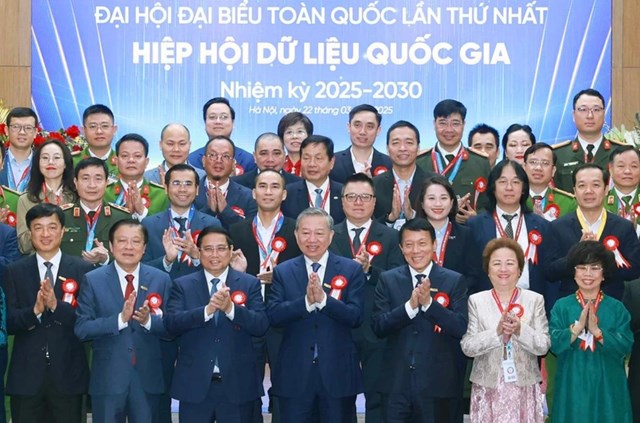 Tổng Bí thư Tô Lâm cùng các đồng chí lãnh đạo Đảng, Nhà nước và các đại biểu dự Đại hội đại biểu lần thứ nhất Hiệp hội Dữ liệu quốc gia, nhiệm kỳ I (2025 - 2030) - Ảnh: TTXVN.
