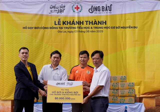 Đại diện Quỹ Phát triển Tài năng Việt trao tài trợ cho Trường tiểu học và trung học cơ sở Nguyễn Du, huyện Chư Sê, Gia Lai.