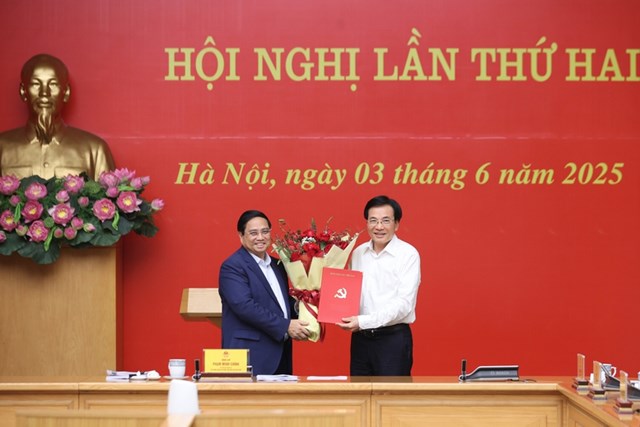 B&iacute; thư Đảng ủy Ch&iacute;nh phủ, Thủ tướng Phạm Minh Ch&iacute;nh trao Quyết định của Bộ Ch&iacute;nh trị chỉ định đồng ch&iacute; Trần Văn Sơn, Ủy vi&ecirc;n Trung ương Đảng, Ủy vi&ecirc;n Ban Thường vụ Đảng ủy Ch&iacute;nh phủ, Bộ trưởng, Chủ nhiệm Văn ph&ograve;ng Ch&iacute;nh phủ, ki&ecirc;m nhiệm giữ chức Ph&oacute; B&iacute; thư Đảng ủy Ch&iacute;nh phủ - Ảnh: VGP/Nhật Bắc