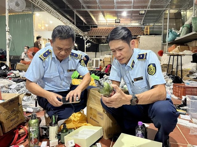 Sau một tháng triển khai cao điểm phòng, chống buôn lậu, gian lận thương mại, hàng giả và xâm phạm quyền sở hữu trí tuệ, lực lượng quản lý thị trường cả nước đã kiểm tra 3.891 vụ việc, phát hiện và xử lý 3.114 vụ vi phạm với tổng số tiền xử lý hơn 63 tỷ đồng - Ảnh minh họa.
