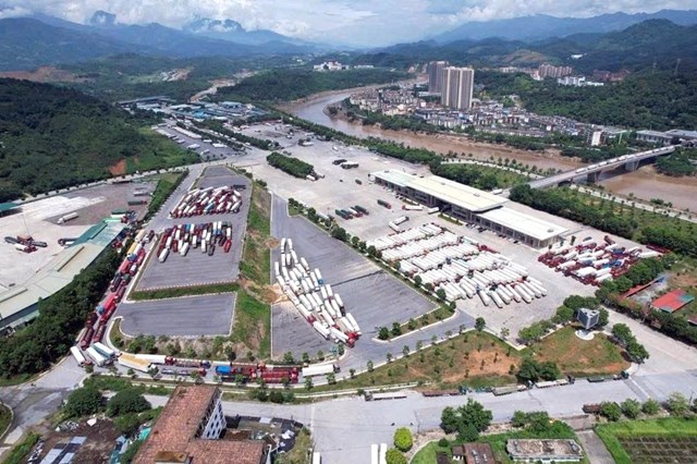 Lợi thế địa kinh tế đ&atilde; gi&uacute;p khu kinh tế cửa khẩu L&agrave;o Cai ph&aacute;t triển nhanh, hướng tới trở th&agrave;nh trung t&acirc;m logistics kết nối Việt Nam - ASEAN - Trung Quốc.