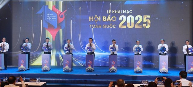 Các đại biểu ấn nút khai mạc Hội báo toàn quốc năm 2025.
