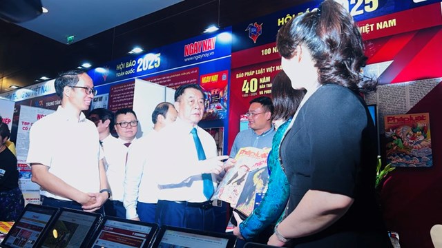 Ủy vi&ecirc;n Bộ Ch&iacute;nh trị, B&iacute; thư Trung ương Đảng, Trưởng Ban Tuy&ecirc;n gi&aacute;o v&agrave; D&acirc;n vận Trung ương Nguyễn Trọng Nghĩa tham quan gian h&agrave;ng B&aacute;o Ph&aacute;p luật Việt Nam.