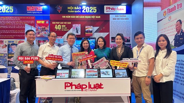 &Ocirc;ng Tống Văn Thanh - Vụ trưởng Vụ B&aacute;o ch&iacute; - Xuất bản, Ban Tuy&ecirc;n gi&aacute;o v&agrave; D&acirc;n vận Trung ương (thứ 3 từ tr&aacute;i qua) thăm quan gian h&agrave;ng của B&aacute;o Ph&aacute;p luật Việt Nam.