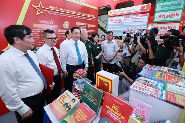 C&aacute;c đại biểu tham quan tại c&aacute;c gian h&agrave;ng b&aacute;o ch&iacute; tại Hội b&aacute;o to&agrave;n quốc 2025.