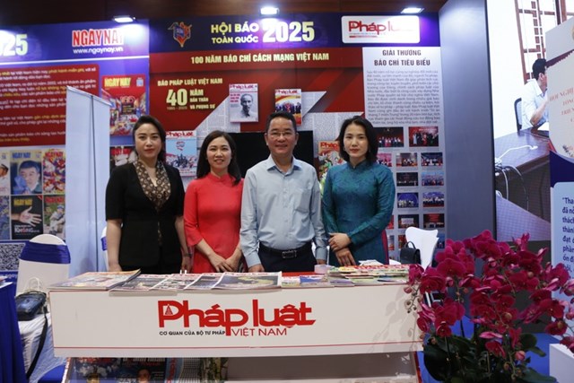 Tổng Bi&ecirc;n Tập B&aacute;o Ph&aacute;p luật Việt Nam chụp ảnh c&ugrave;ng c&aacute;c ph&oacute;ng vi&ecirc;n, bi&ecirc;n tập vi&ecirc;n của B&aacute;o.
