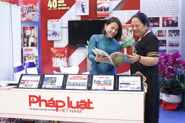 Ph&oacute;ng vi&ecirc;n B&aacute;o Ph&aacute;p luật Việt Nam giới thiệu ấn phẩm cho độc giả tại gian trưng b&agrave;y.
