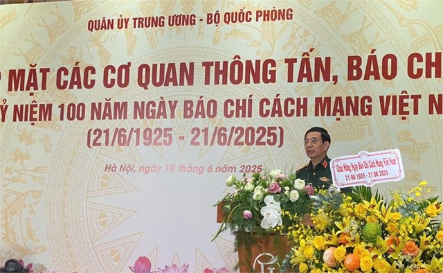Đại tướng Phan Văn Giang ph&aacute;t biểu tại buổi gặp mặt. Ảnh: Lam Hạnh