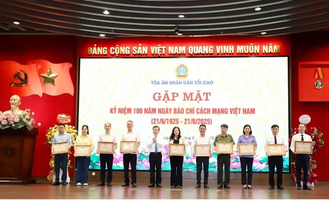 Ch&aacute;nh &aacute;n L&ecirc; Minh Tr&iacute; trao tặng Bằng khen cho c&aacute;c tập thể thuộc c&aacute;c cơ quan b&aacute;o ch&iacute; trong v&agrave; ngo&agrave;i T&ograve;a &aacute;n, đ&atilde; c&oacute; th&agrave;nh t&iacute;ch xuất sắc trong c&ocirc;ng t&aacute;c th&ocirc;ng tin, tuy&ecirc;n truyền về TAND, g&oacute;p phần v&agrave;o sự nghiệp x&acirc;y dựng v&agrave; ph&aacute;t triển của TAND.