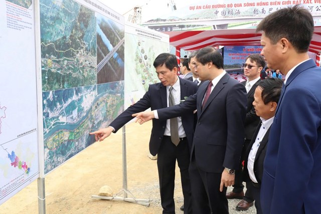 L&agrave;o Cai chủ động quy hoạch, ph&aacute;t triển c&aacute;c khu c&ocirc;ng nghiệp, cụm c&ocirc;ng nghiệp theo hướng xanh v&agrave; bền vững; th&uacute;c đẩy đầu tư v&agrave;o logistics, du lịch, dịch vụ, kinh tế ban đ&ecirc;m.