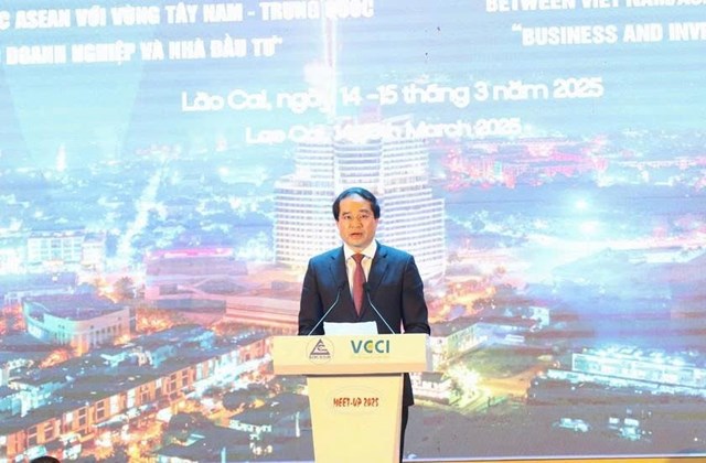 &Ocirc;ng Trịnh Xu&acirc;n Trường - B&iacute; thư Tỉnh ủy, Chủ tịch UBND tỉnh L&agrave;o Cai ph&aacute;t biểu tại Chương tr&igrave;nh &ldquo;Gặp gỡ 2025: L&agrave;o Cai - Trung t&acirc;m kết nối giao thương kinh tế giữa Việt Nam v&agrave; c&aacute;c nước ASEAN với v&ugrave;ng T&acirc;y Nam Trung Quốc: Cơ hội cho doanh nghiệp v&agrave; nh&agrave; đầu tư&rdquo;.
