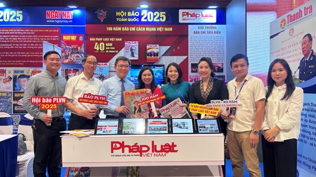 &Ocirc;ng Tống Văn Thanh, Vụ trưởng Vụ B&aacute;o ch&iacute; - Xuất bản, Ban Tuy&ecirc;n gi&aacute;o v&agrave; D&acirc;n vận Trung ương (thứ 3 từ tr&aacute;i qua) thăm quan gian h&agrave;ng của B&aacute;o Ph&aacute;p luật Việt Nam.