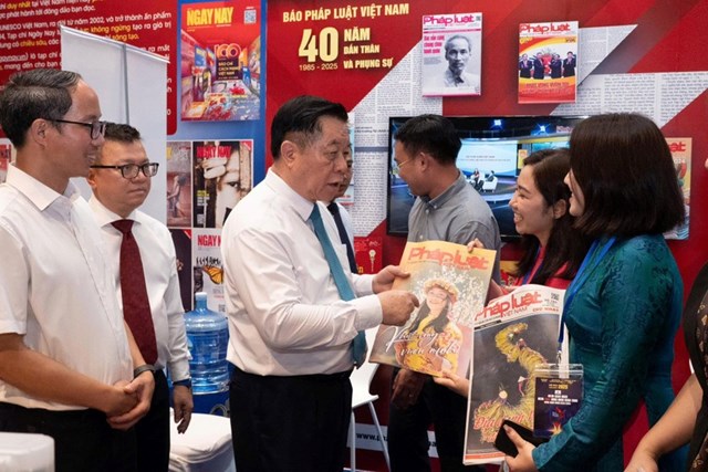 Ông Nguyễn Trọng Nghĩa - Ủy viên Bộ Chính trị, Bí thư Trung ương Đảng, Trưởng Ban Tuyên giáo và Dân vận Trung ương tham quan gian trưng bày của báo Pháp luật Việt Nam.