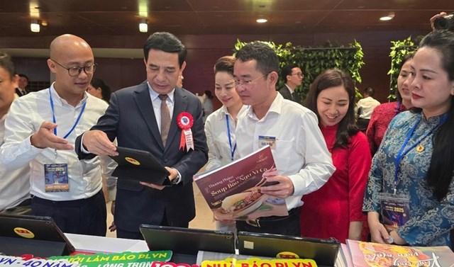 Đại tướng Phan Văn Giang, Ủy vi&ecirc;n Bộ Ch&iacute;nh trị, Bộ trưởng Bộ Quốc ph&ograve;ng tham quan gian trưng b&agrave;y b&aacute;o Ph&aacute;p Luật Việt Nam.