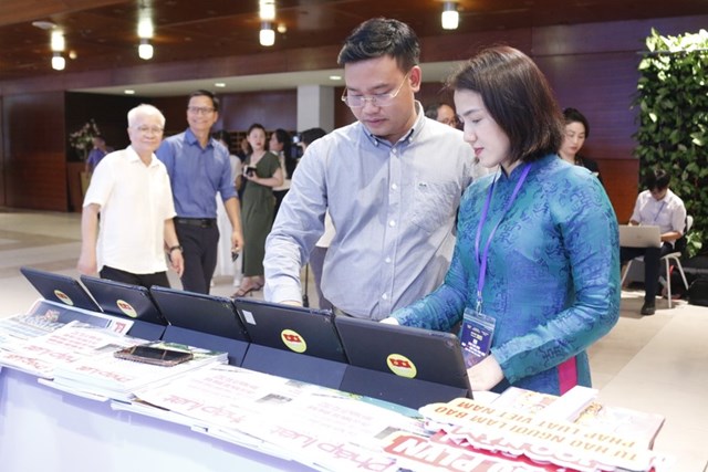 Người d&acirc;n tham quan gian trưng b&agrave;y của b&aacute;o Ph&aacute;p luật Việt Nam.