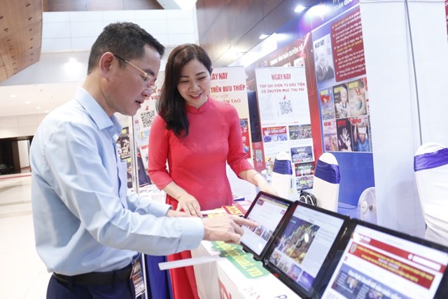 Năm nay, tất cả th&ocirc;ng tin, h&igrave;nh ảnh của B&aacute;o đều được số ho&aacute;, đưa v&agrave;o c&aacute;c phi&ecirc;n bản điện tử.