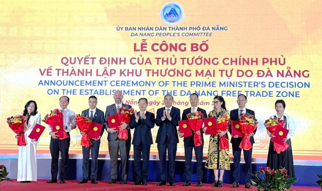 UBND TP Đ&agrave; Nẵng trao bi&ecirc;n bản ghi nhớ hợp t&aacute;c đầu tư v&agrave;o Khu thương mại tự do Đ&agrave; Nẵng cho 8 nh&agrave; đầu tư chiến lược.
