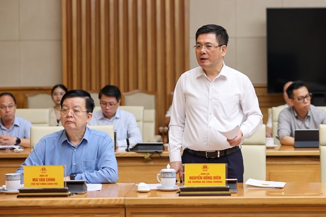 Bộ trưởng Bộ Công Thương Nguyễn Hồng Diên: Công cuộc đấu tranh chống buôn lậu, gian lận thương mại, hàng giả và xâm phạm quyền sở hữu trí tuệ đang diễn ra ngày càng quyết liệt - Ảnh: VGP