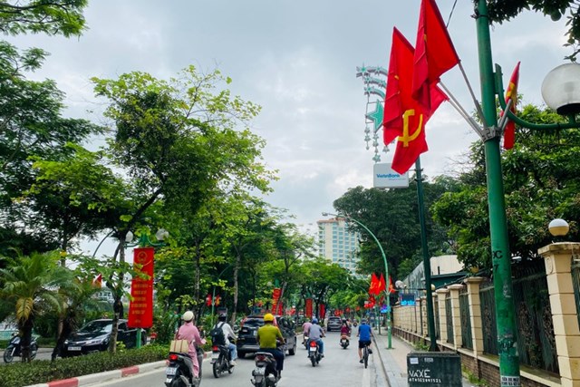 Khắp các con phố của Hà Nội tràn ngập cờ hoa rực rỡ.
