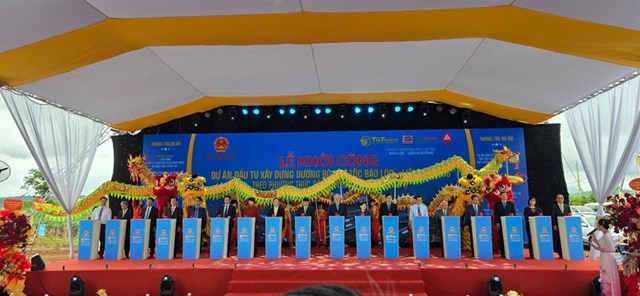 C&aacute;c đại biểu ấn n&uacute;t khởi c&ocirc;ng dự &aacute;n.