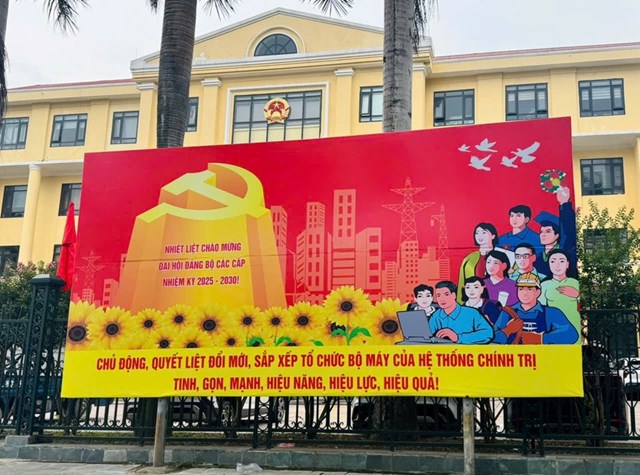 Nhiều cụm pano lớn được lắp đặt tạo điểm nhấn truyền th&ocirc;ng trực quan về đổi mới tổ chức bộ m&aacute;y ch&iacute;nh quyền.