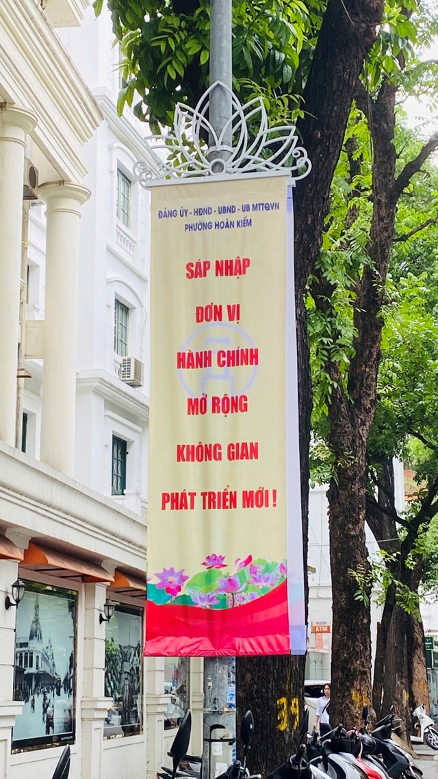 H&#224; Nội rực rỡ cờ hoa ch&#224;o đ&#243;n ng&#224;y ch&#237;nh thức vận h&#224;nh ch&#237;nh quyền địa phương 2 cấp - Ảnh 1
