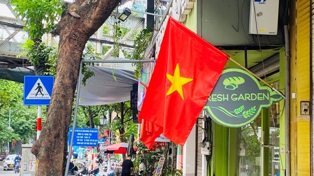 Kh&ocirc;ng kh&iacute; lễ hội tr&agrave;n ngập khắp c&aacute;c tuyến phố lớn nhỏ của H&agrave; Nội. Những h&agrave;ng cờ đỏ sao v&agrave;ng tung bay phấp phới, rực rỡ tr&ecirc;n từng con đường, g&oacute;c phố.