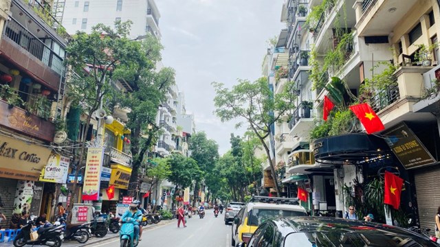H&#224; Nội rực rỡ cờ hoa ch&#224;o đ&#243;n ng&#224;y ch&#237;nh thức vận h&#224;nh ch&#237;nh quyền địa phương 2 cấp - Ảnh 2
