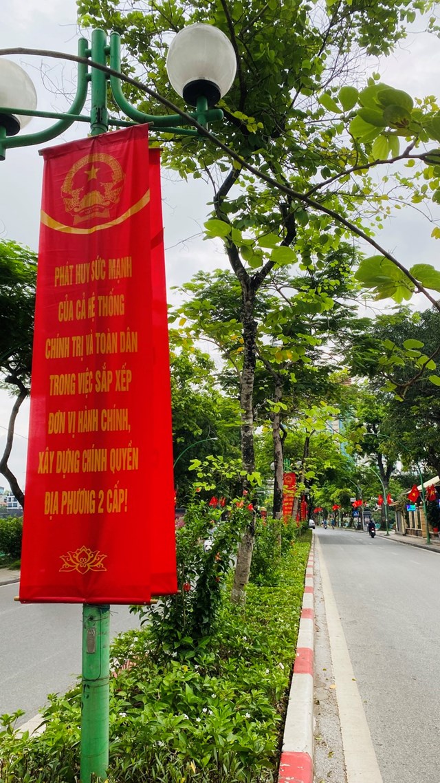 H&#224; Nội rực rỡ cờ hoa ch&#224;o đ&#243;n ng&#224;y ch&#237;nh thức vận h&#224;nh ch&#237;nh quyền địa phương 2 cấp - Ảnh 5