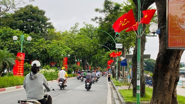 H&#224; Nội rực rỡ cờ hoa ch&#224;o đ&#243;n ng&#224;y ch&#237;nh thức vận h&#224;nh ch&#237;nh quyền địa phương 2 cấp - Ảnh 6