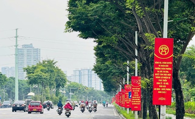 Pano, khẩu hiệu tuy&ecirc;n truyền được trang tr&iacute; đồng bộ dọc c&aacute;c trục đường ch&iacute;nh, tạo kh&ocirc;ng kh&iacute; s&ocirc;i động, khẩn trương hướng về ng&agrave;y 1/7.